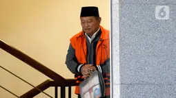 Bupati nonaktif Sidoarjo Saiful Ilah menaiki tangga menuju ruang pemeriksaan di Gedung KPK, Jakarta, Jumat (6/3/2020). Saiful Ilah diperiksa sebagai tersangka untuk melengkapi berkas terkait dugaan menerima suap proyek infrastruktur di Dinas PUPR Kabupaten Sidoarjo. (merdeka.com/Dwi Narwoko)