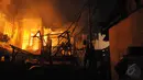 Pemukiman penduduk yang padat membuat api cepat merambat di kawasan Tanah Abang, Jakarta, Kamis (5/3/2015). Diperkirakan sekitar 200 rumah warga hangus terbakar.(Liputan6.com/Herman Zakharia)