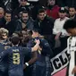 Para pemain Manchester United merayakan gol yang dicetak Juan Mata ke gawang Juventus pada laga Liga Champions di Stadion Allianz, Turin, Rabu (7/11). Juventus kalah 1-2 dari MU. (AFP/Marco Bertorello)