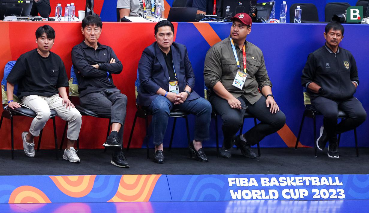 <p>Shin Tae-yong (kedua kiri) dan penerjemahnya Jeong Seok-seo (kiri) menonton laga Grup H Piala Dunia FIBA 2023 antara Kanada melawan Latvia bersama Ketua Umum PSSI Erick Thohir (tengah), Menpora Dito Ariotedjo, dan Direktur Teknk Indra Sjafri (kanan) di Indonesia Arena, Senayan, Jakarta, Selasa (29/08/2023). (Bola.com/Bagaskara Lazuardi)</p>
