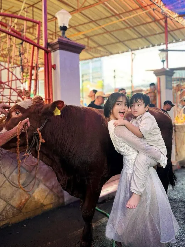 8 Adu Gaya Public Figure Kenakan Baju Putih saat Idul Adha 2024, dari Aaliyah Massaid, Fuji An, hingga Selvi Ananda