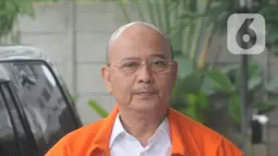 Wali Kota nonaktif Medan Tengku Dzulmi Eldin saat akan menjalani pemeriksaan oleh penyididk di Gedung KPK, Jakarta, Senin (6/1/2020). Tengku Dzulmi Eldin diperiksa sebagai tersangka terkait kasus dugaan suap proyek dan jabatan oleh Wali Kota Medan periode 2016-2021. (merdeka.com/Dwi Narwoko)