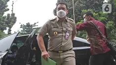 Wakil Gubernur DKI Jakarta Ahmad Riza Patria setibanya di Polda Metro Jaya, Senin (23/11/2020). Riza Patria diperiksa Ditreskrimum Polda Metro Jaya untuk memberikan klarifikasi terkait kerumunan massa di Petamburan beberapa waktu lalu. (Liputan6.com/Herman Zakharia)