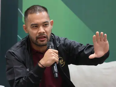 Perwakilan pemain, Andritany Ardhiyasa berbicara dalam diskusi Asosiasi Pesepakbola Profesional Indonesia (APPI) dan PSSI Pers di GBK Arena, Jakarta Pusat, Selasa (25/6/2024). (Bola.com/M Iqbal Ichsan)