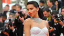 Model asal Brasil, Adriana Lima berpose saat tiba menghadiri pemutaran film 'Loveless' (Nelyubov) pada acara Festival Film Cannes ke-70, Prancis (18/5). Adriana Lima tampil cantik dan seksi mengenakan gaun berwarna putih. (AFP Photo/Loic Venance)