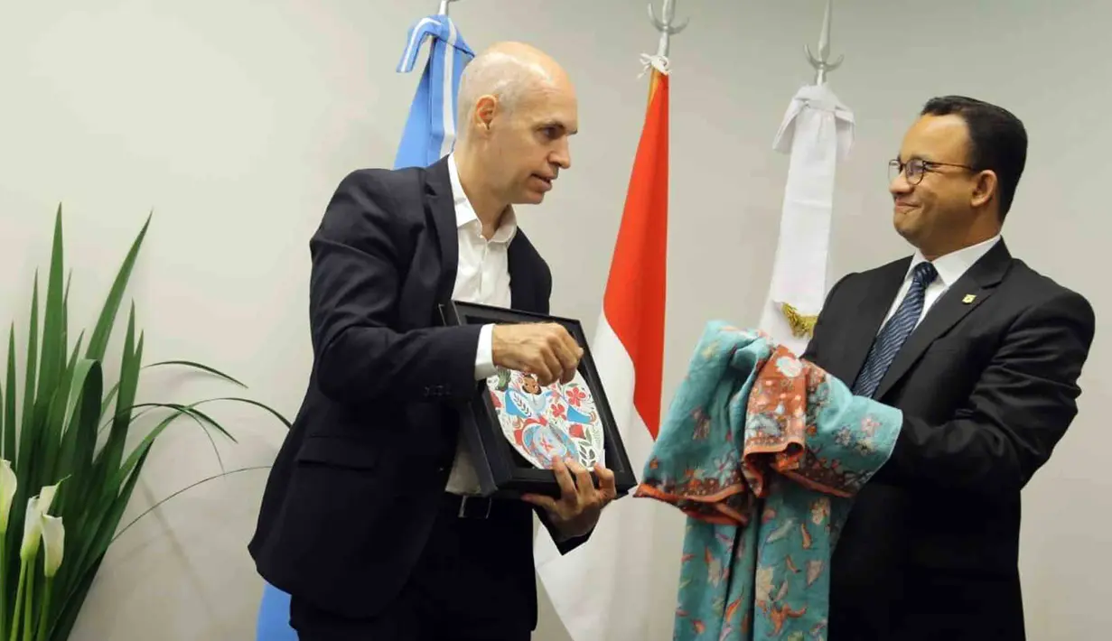 Gubernur DKI Jakarta Anies Baswedan (kanan) bersama Wali Kota Buenos Aires Horacio Rodríguez Larreta di sela acara Urban 20 (U20) Global Summit di Buenos Aires, Argentina. (Liputan6.com/Pool/Pemprov DKI Jakarta)