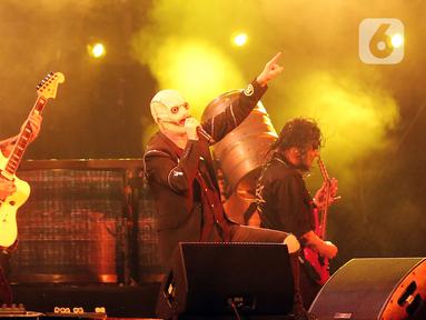 Aksi Slipknot, grup band heavy metal asal Amerika Serikat saat mengguncang panggung Hammersonic Festival 2023-Rise of The Empire hari ke-2 pada Minggu (19/3/2023) di Pantai Karnaval Ancol, Jakarta. (Fimela.com/Bambang E. Ros)