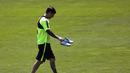 Lonel Messi meninggalkan lapangan sepak bola tanpa mengenakan sepatu usai latihan rutin jelang laga melawan Juventus. (AP/Emilio Morenatti)