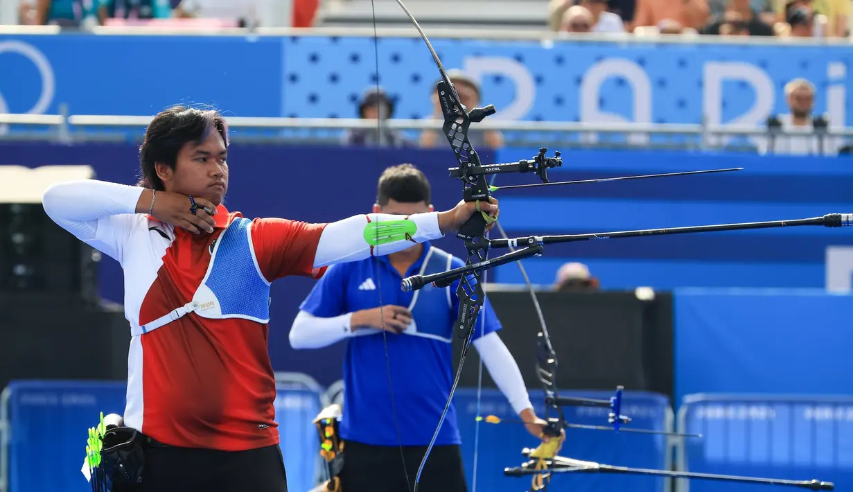<p>Atlet panahan putra Indonesia, Arif Dwi Pangestu melepaskan anak panah saat menghadapi wakil Chinese Taipei, Chih Chun Tan pada babak 64 besar nomor individual putra Olimpiade Paris 2024 di Les Invalides Arena, Paris, Selasa (30/7/2024). Arif Dwi Pangestu kalah 1-7. (Dok. NOC Indonesia/Naif Muhammad Al'as)</p>