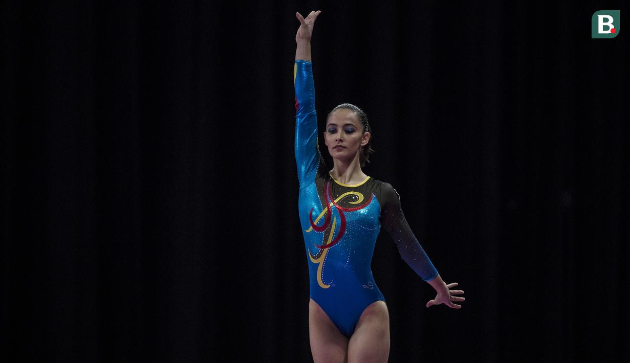 Pesenam Malaysia, Farah Ann, saat tampil pada Asian Games XVIII cabang senam di JiExpo Kemayoran, Jakarta, Rabu (22/8/2018). Selain cantik, dirinya merupakan salah satu pesenam putri terbaik Malaysia. (Bola.com/Vitalis Yogi Trisna)