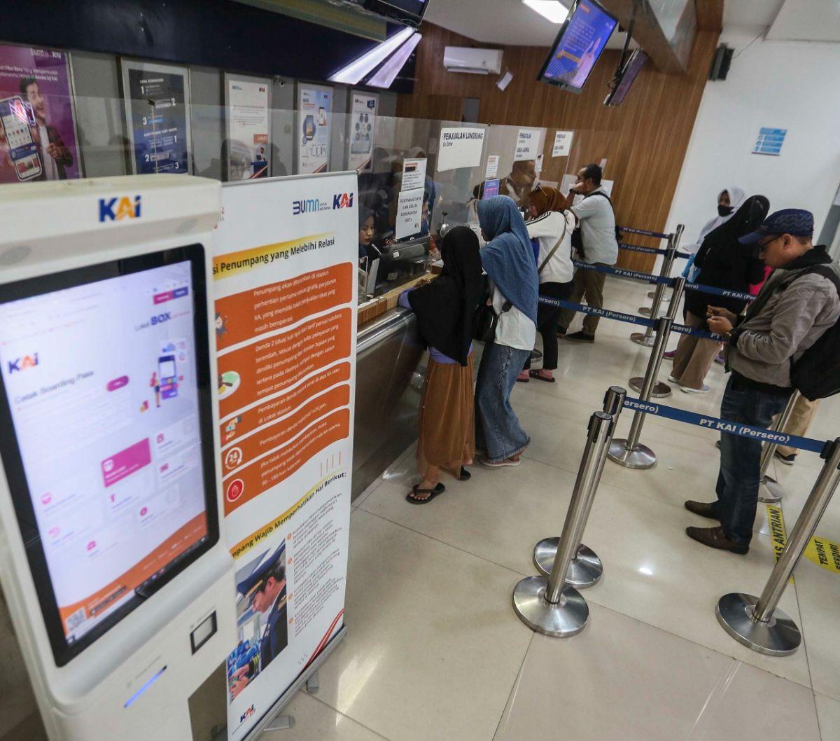 Ada pun loket di stasiun hanya melayani penjualan tiket go show mulai 3 jam sebelum jadwal keberangkatan kereta api.
