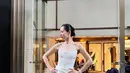Son Ye Jin mengenakan long dress putih strap mutiara dari New White. [@yejinhand]