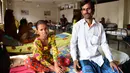 Sahana Khatun ditemani ayahnya, Mohammad Shahjahan, saat menjalani perawatan di sebuah rumah sakit di Dhaka, Bangladesh, 30 Januari 2017. Dokter menyimpulkan, Sahana mengalami kelainan yang sama langkanya dengan empat orang lain di seluruh dunia (STR/AFP)