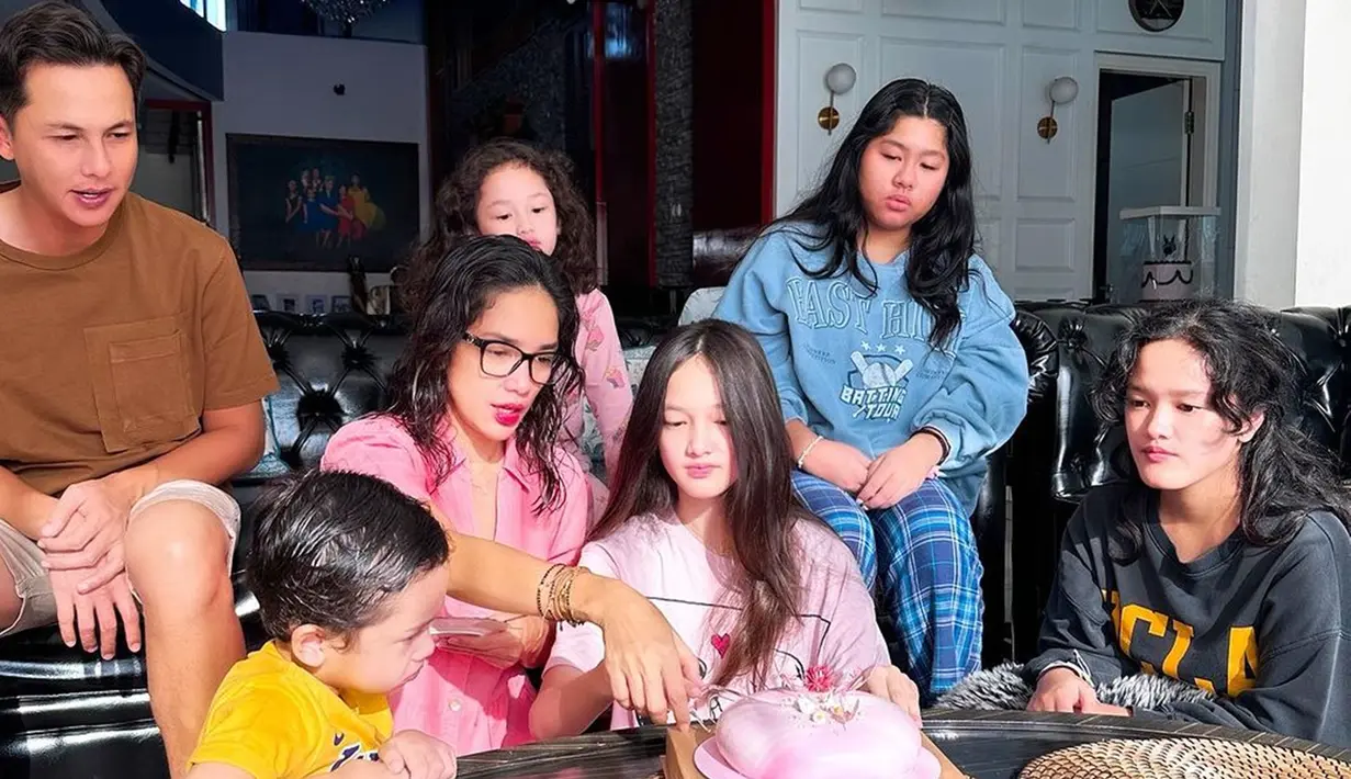 Dalam momen ini, Elea juga meniup lilin ulang tahun setelah berdoa tentang harapannya. Ussy juga membantu Elea memotong kue ulang tahunnya yang berwarna pink, dan kemudian menyuapi kue tersebut kepada Ussy, Andhika, beserta saudara-saudaranya. (Liputan6.com/IG/@ussypratama)