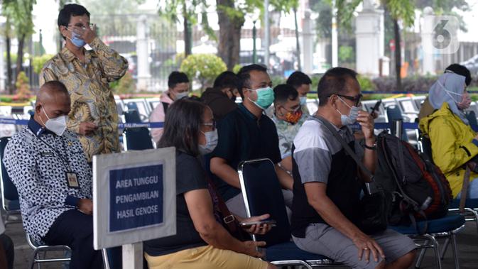 Calon penumpang menunggu untuk tes COVID-19 dengan GeNose C19 di Stasiun Pasar Senen, Jakarta, Selasa (23/2/2021). Hasil tes tersebut kemudian menjadi dokumen syarat perjalanan para penumpang kereta. (merdeka.com/Imam Buhori)