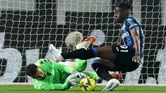 Pemain Atalanta Duvan Zapata (kanan) beraksi melawan kiper Empoli pada pertandingan sepak bola Serie A Liga Italia di Stadion Gewiss, Bergamo, Italia, Jumat (17/3/2023). (Spada/LaPresse via AP)