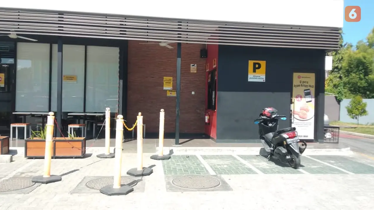 Gerai McDonald's Gorontalo tampak sepi dari pengunjung setelah BTS meal Dirilis (Arfandi/Liputan6.com)