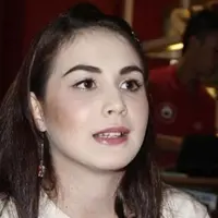 Arumi Bachsin baru terima undangan pernikahan Kahiyang dan Bobby tiga hari sebelum tanggal pernikahan. Arumi menyangka ia dan suami tak diundang oleh Jokowi.