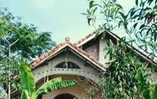Potret Rumah Sederhana di Atas Bukit Terbengkalai Milik Artis di Preman Pensiun, di Dalamnya Banyak Foto-foto Pejabat