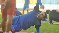 Srdan Lopicic saat mengikuti sesi latihan bersama Arema Cronus. (Bola.com/Iwan Setiawan)
