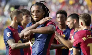 Pemain Barcelona, Jules Kounde merayakan gol bersama rekan-rekannya saat laga lanjutan Liga Spanyol 2024/2025 melawan Valladolid di Olympic Stadium, Barcelona, Spanyol, Sabtu (31/08/2024). (AP Photo/Joan Monfort)