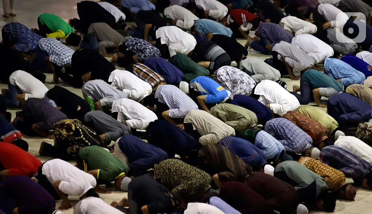 Umat Muslim menunaikan Salat Dhuzur di Masjid Istiqlal, Jakarta, Jumat (20/3/2020). Masjid Istiqlal memutuskan menunda pelaksanaan salat Jumat selama 2 pekan ke depan. Hal itu dilakukan untuk mencegah penyebaran virus Corona (COVID-19) yang semakin masif di DKI Jakarta. (Liputan6.com/Johan Tallo)