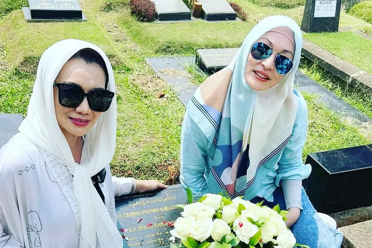 Reza Artamevia dan Angie di makam Adjie Massaid.
