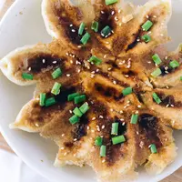 Dimasak dengan teknik pan-fry dan sedikit air, gyoza memiliki tekstur renyah di bagian bawah serta lembut di bagian atas. (Foto/Dok: Pexels)