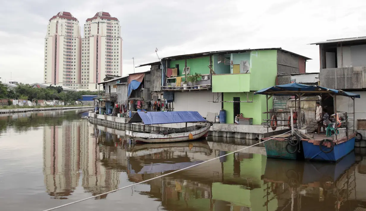 Perahu eretan bersandar menunggu penumpang yang ingin menyebrang di kawasan kampung Akuarium, Jakarta, Minggu (12/11). (Liputan6.com/Faizal Fanani)