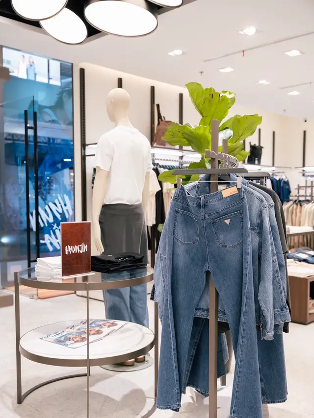 Tampil Ekspresif ala Hyunjin Stray Kids dengan Koleksi Jeans Terbaru dari Guess