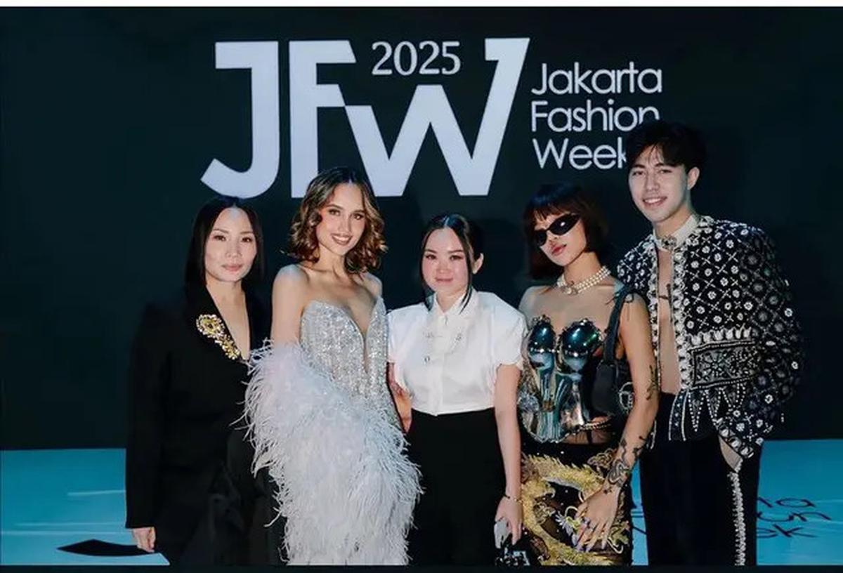 6 Gaya Cinta Laura Bergaun Mini dan Selendang Bulu di JFW 2025, Bak Model Victoria's Secret
