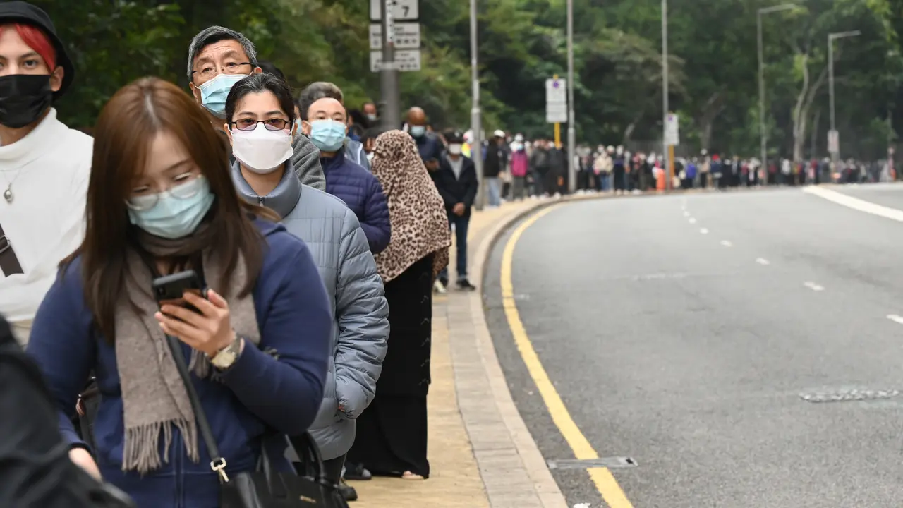 FOTO: Antrean Tes COVID-19 di Hong Kong Mengular
