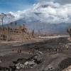 Petugas penyelamat melakukan operasi pencarian pascaerupsi Gunung Semeru di Desa Curah Kobokan, Lumajang, Jawa Timur, 10 Desember 2021. Erupsi Gunung Semeru mengakibatkan 45 orang meninggal, sembilan orang hilang, 20 orang luka berat, dan 82 orang luka ringan. (Juni Kriswanto/AFP)
