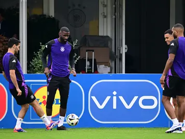 (Dari kiri) Pemain Jerman #21 Ilkay Gundogan, #02 Antonio Ruediger, #10 Jamal Musala dan #04 Jonathan Tah menghadiri sesi latihan MD-1 menjelang babak 16 besar Euro 2024 di base camp tim di Herzogenaurach, Jumat (28/6/2024). (Tobias SCHWARZ / AFP)