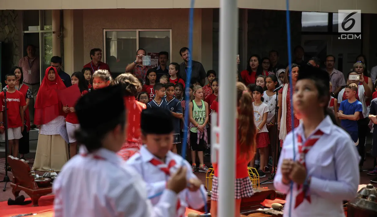 Para siswa mengikuti upacara bendera di Kampus JIS Pattimura, Jakarta, Rabu (16/8). JIS sebagai sekolah internasional menjadi bagian dari masyarakat Indonesia yang terus menjaga kebudayaan yang telah diadakan turun menurun. (Liputan6.com/Faizal Fanani)