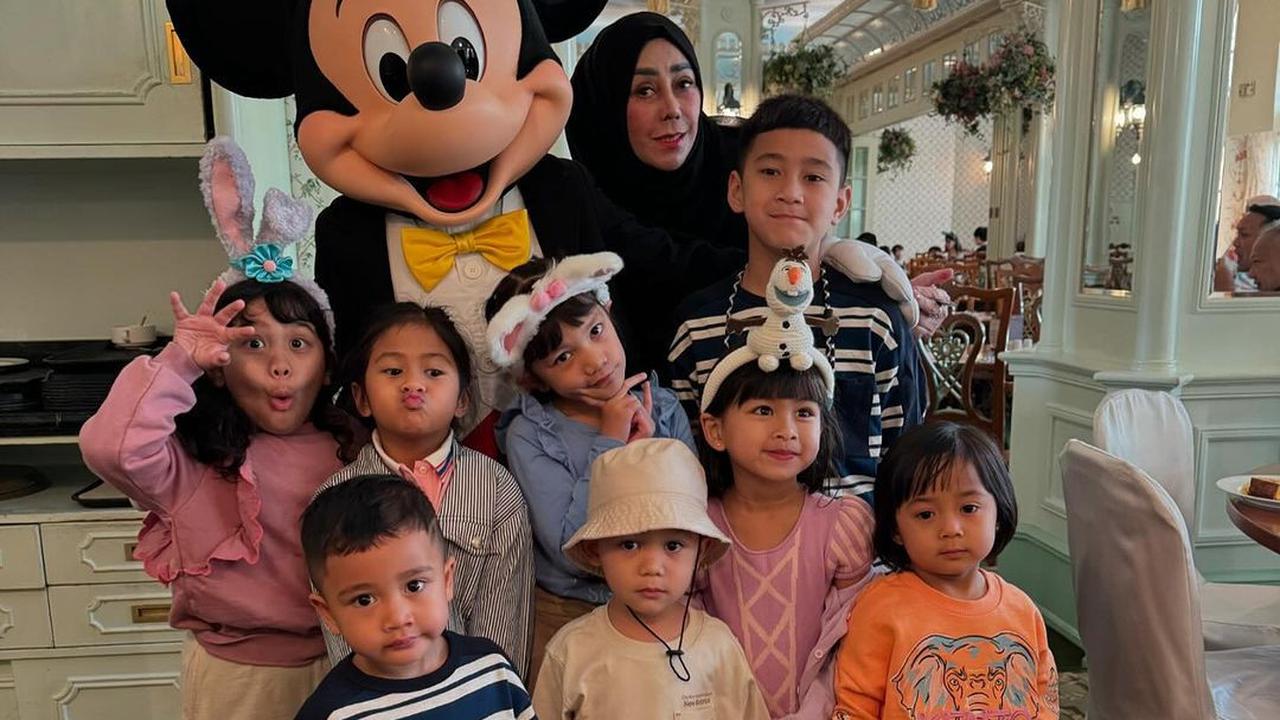 Rayyanza Ulang Tahun di Disneyland, Momen Baju Kembar yang Bikin Netizen Gemas