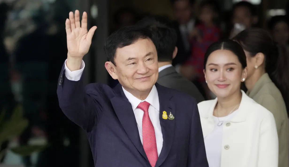 Mantan Perdana Menteri Thailand, Thaksin Shinawatra (kiri) bersama putrinya Paetongtarn Shinawatra tiba di bandara Don Muang di Bangkok, Selasa (22/8/2023). (AP Photo/Sakchai Lalit)