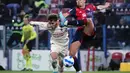 Gelandang AC Milan, Brahim Diaz berebut bola dengan pemain Cagliari, Alberto Grassi pada pertandingan lanjutan Liga Serie A Italia di Sardegna Arena di Cagliari, Italia, Minggu (20/3/2022). AC Milan menang atas Cagliari 1-0. (Alessandro Tocco/LaPresse via AP)