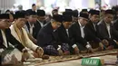 Wapres Jusuf Kalla dan Menteri Agama Lukman Hakim Saifuddin berbincang sebelum mengikuti salat Idul Fitri di Masjid Istiqlal, Jakarta, Rabu (6/7). Sejumlah menteri juga terlihat mengikuti salat di masjid tersebut. (Liputan6.com/Faizal Fanani)