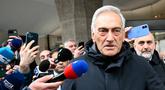 Presiden Federasi Sepak Bola Italia (FIGC), Gabriele Gravina, meninggalkan markas FIGC setelah pertemuan otoritas sepak bola Italia, di Roma pada 2 April 2026. (AFP/Alberto Pizzoli)