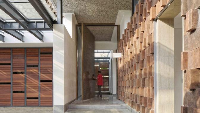 Dinding aksen dari susunan bata, hunian Denpasar Residence di Jakarta karya Atelier Cosmas Gozali. (dok. Arsitag.com)