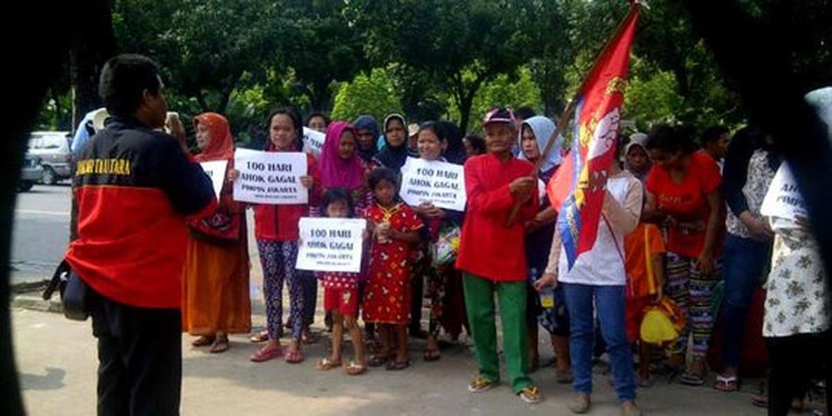 Telat salat, massa aksi ini mengaku rugi dua kali lipat