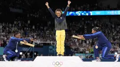 Dua pesenam Amerika Serikat, Simone Biles dan Jordan Chiles merayakan kemenangan pesenam Brasil, Rebeca Andrade pada cabang olahraga senam Olimpiade Paris 2024 di Bercy Arena, Paris, Prancis, Senin (05/08/2024). (AP Photo/Abbie Parr)