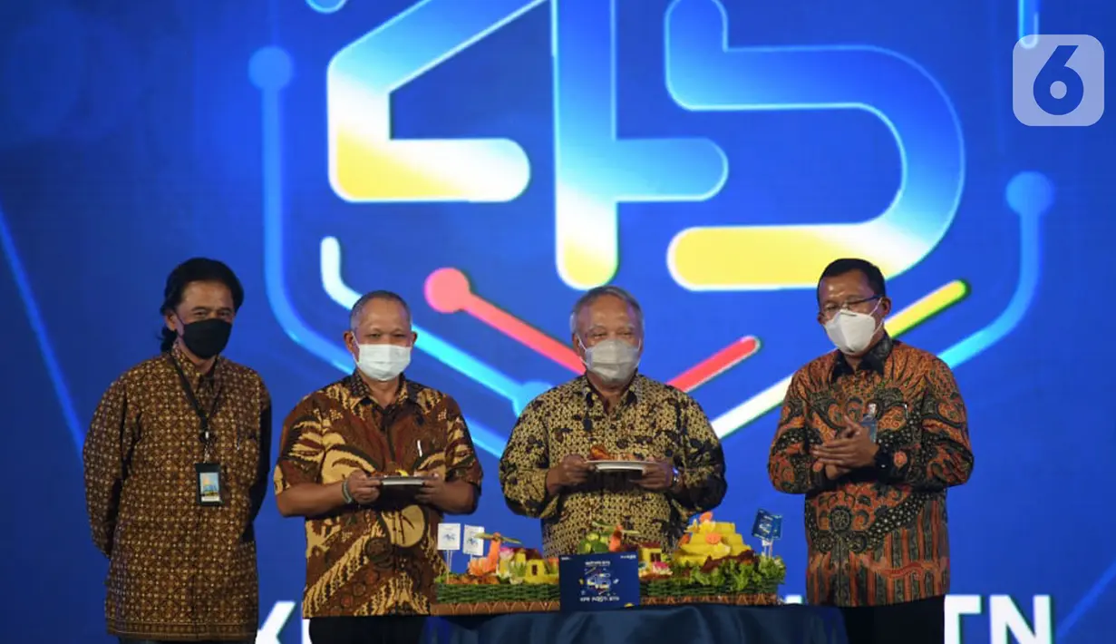 (ki-ka) Komisaris Utama Bank BTN Chandra Hamzah, Dirjen Pembiayaan Infrastruktur Kementerian PUPR Herry Trisaputra Zuna, Menteri PUPR Basuki Hadimoeljono dan Dirut Bank BTN Haru Koesmahargyo potong tumpeng pada HUT ke-45 Kredit Pemilikan Rumah (KPR) di Jakarta (10/12/2021). (Liputan6.com/HO/BTN)