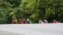 Pebalap Pishgaman Cycling Team asal Iran, Amir Kohladouz (kiri), berusaha memacu sepeda pada tanjakan Etape 6 dari Padang Pariaman menuju Sawahlunto, Sumatera Barat, Kamis (11/8/2016). (Bola.com/Nicklas Hanoatubun)