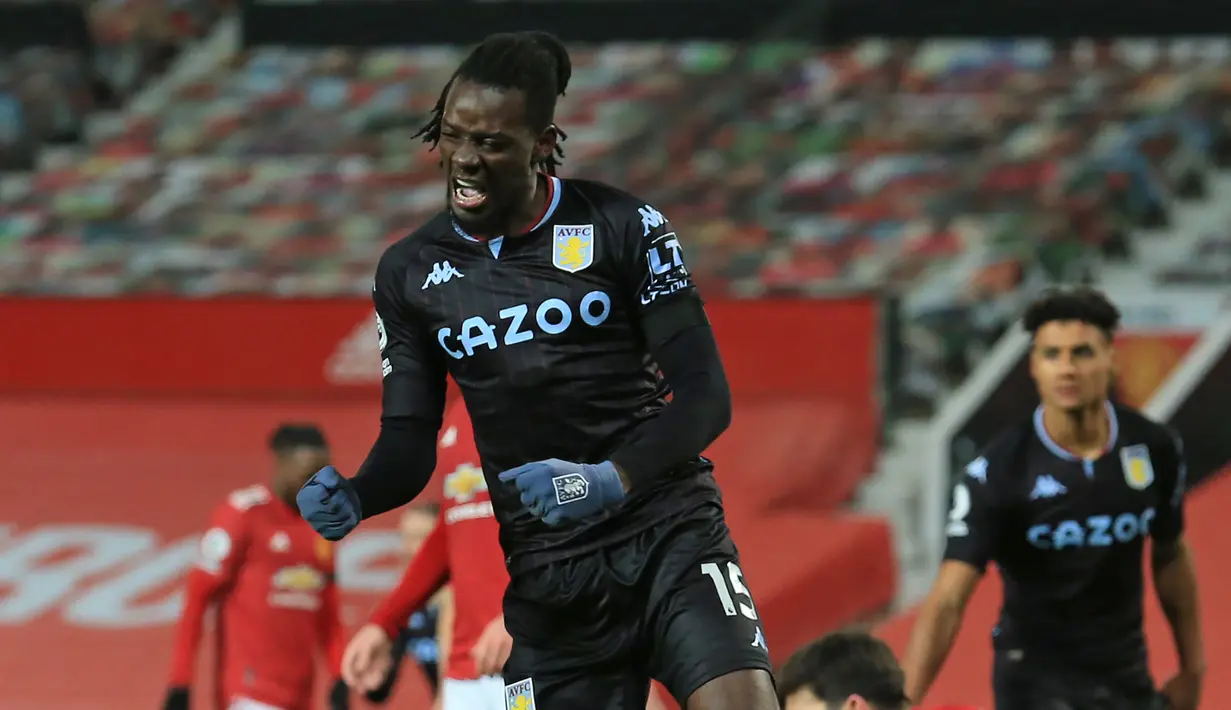 Striker Aston Villa, Bertrand Traore melakukan selebrasi usai mencetak gol ke gawang Manchester United dalam laga lanjutan Liga Inggris 2020/21 pekan ke-17 di Old Trafford, Jumat (1/1/2021). Aston Villa kalah 1-2 dari Manchester United. (AFP/Lindsey Parnaby/Pool)