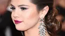 Selena Gomez berpose saat menghadiri pembukaan Charles James: Beyond Fashion di New York, 5 Mei 2014. Selena mengatakan dirinya menjalani kemoterapi setelah didiagnosis menderita penyakit lupus. (Larry Busacca / Getty Images / AFP)