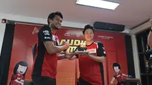 Legenda bulutangkis Indonesia, Liliyana Natsir, mendapat kejutan kue ulang tahun di sela-sela Audisi Umum PB Djarum 2025 di GOR Djarum, Jati, Kudus, Selasa (9/9/2025). (Humas PB Djarum)