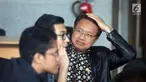 Direktur Utama PT Pembangkitan Jawa Bali (PJB) Iwan Agung Firstantara menunggu di lobi gedung KPK, Jakarta, Kamis (25/4). Iwan Agung Firstantara diperiksa sebagai saksi untuk tersangka Direktur Utama PLN nonaktif Sofyan Basir terkait kasus dugaan suap proyek PLTU Riau-1. (merdeka.com/Dwi Narwoko)