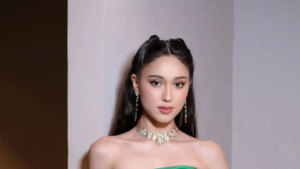 Bak Elphaba yang Glamor, Gaya Yasmin Napper di Gala Premiere Musuh Dalam Selimut Curi Perhatian